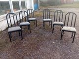six chaises disposées devant un bâtiment