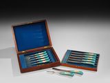 une photo d'un ensemble de six couteaux dans un coffret en bois