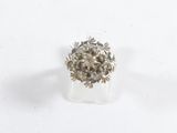 bague en argent massif ornée de fleurs et de feuilles sur fond blanc