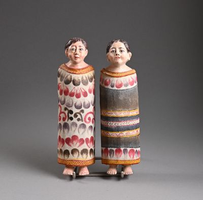 paire de figurines en céramique représentant un homme et une femme debout l'un à côté de l'autre