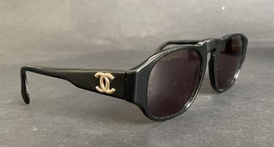 chanel black sunglasses with brown lens and gold cc logo