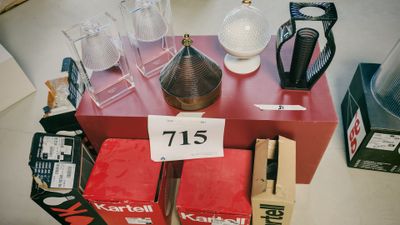 une table rouge sur laquelle sont disposés de nombreux objets divers