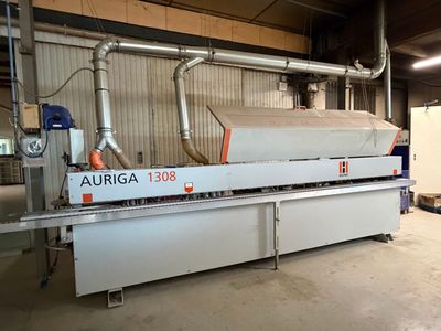 une machine qui découpe une feuille de papier dans un entrepôt