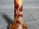 un vase en verre orné d'un motif sur fond gris