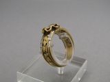 une image représentant une bague en or ornée d'un crâne