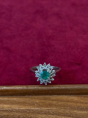un gros plan d'une bague posée sur un fond de velours rouge