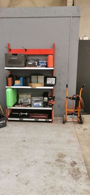 un garage avec de nombreux outils sur les étagères