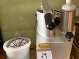 une machine posée par terre à côté d'un seau
