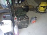 de nombreux bidons d'essence et d'autres objets dans un garage