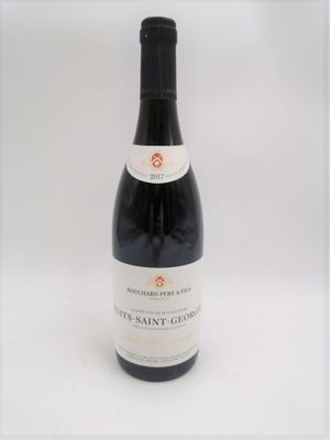 une bouteille de vin posée sur une table