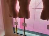 trois mannequins exposés dans la vitrine d'un magasin