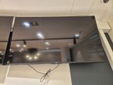 un téléviseur à écran plat accroché au mur de la chambre