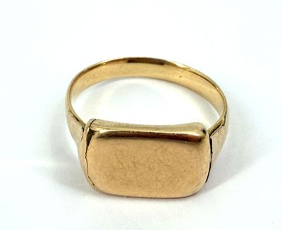 yellow gold signet ring with a rectangular signet in the middle