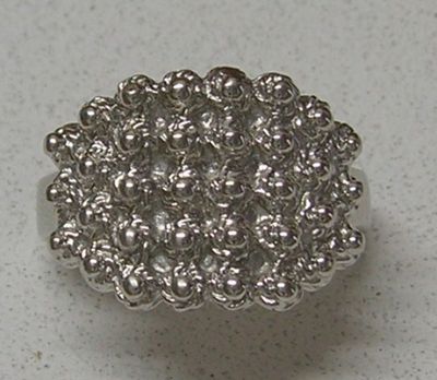 une photo en gros plan d'une bague en argent posée sur une table