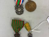 trois médailles et une médaille sur une surface blanche