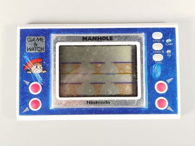 une console Game & Watch bleue et blanche posée sur une surface blanche