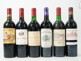 six bouteilles de vin sont alignées sur une surface blanche