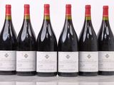 six bouteilles de vin rouge alignées