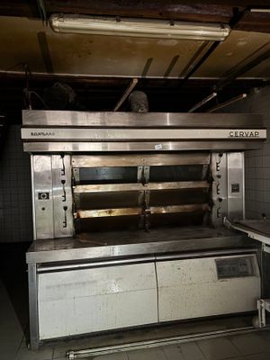 une image d'une cuisine avec une cuisinière et un four