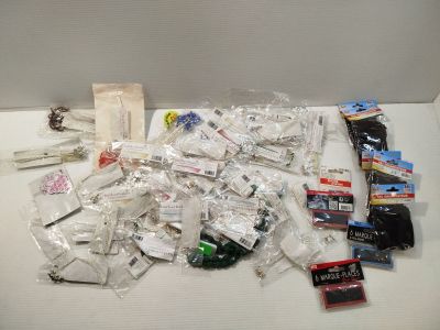 un grand nombre d'objets posés sur une table