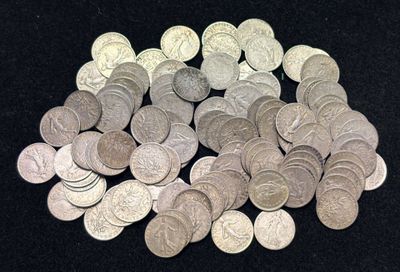 une pile de pièces d'argent posée sur une surface noire