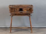 une vieille table en bois surmontée d'un tiroir