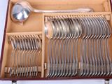 many spoons and spoon spoons in a wooden box