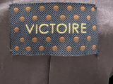 a label that says victoriae on the back of a suit