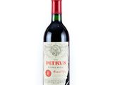 la bouteille de vin rouge est posée sur une surface blanche