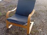 une chaise noire posée par terre