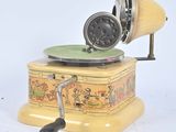 une petite boîte jaune sur laquelle est posé un disque