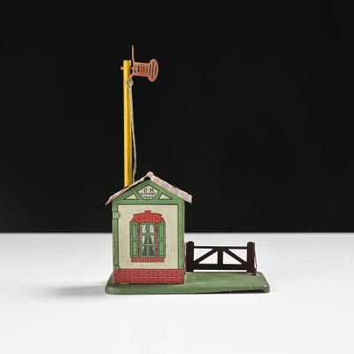 un petit bâtiment vert et rouge surmonté d'un drapeau