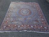 un grand tapis posé par terre au milieu de la rue