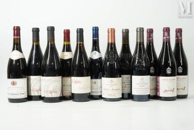 plusieurs bouteilles de vin alignées sur une table
