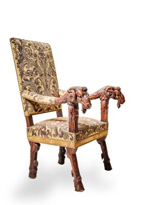 une image d'une chaise en bois dont l'assise est recouverte d'un rembourrage floral