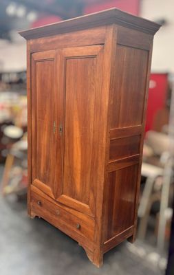 Armoire en noyer, ouvrant par deux portes et un tiroir, acci…