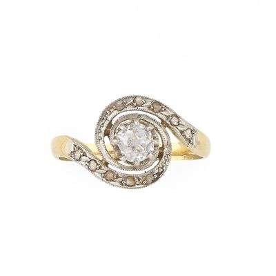 une bague en or et diamants en forme de spirale