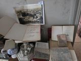 une pile de livres posée sur une table à côté d'une statue
