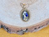 Gros plan sur un collier portant l'image d'une femme