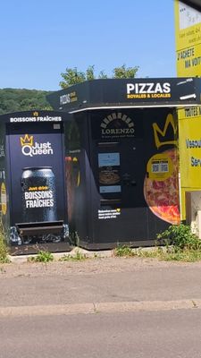 deux distributeurs automatiques installés au bord de la route