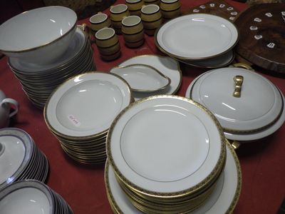 beaucoup d'assiettes et de tasses sur la table