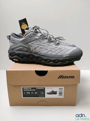 une boîte sur laquelle est posée une paire de chaussures