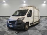 la photo d'une camionnette blanche garée dans une pièce