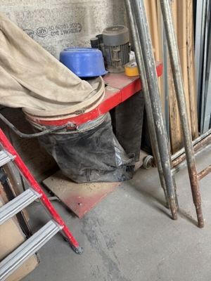 un tas de matériaux de construction posé par terre