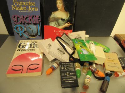 Lot DE Livres ET Accessoires Pour Vapoteuses .