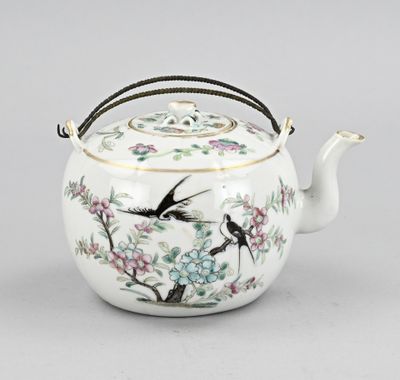 une théière en porcelaine chinoise avec son couvercle, XXe siècle