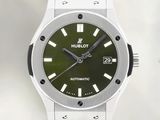 une image montrant un gros plan d'une montre-bracelet au cadran vert