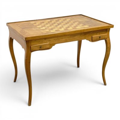 une image représentant une table en bois sur laquelle est posé un échiquier