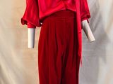 tenue de soirée vintage en satin rouge, avec veste et cravate assorties
