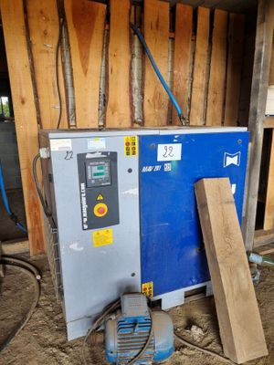 une machine bleue qui se trouve dans une pièce